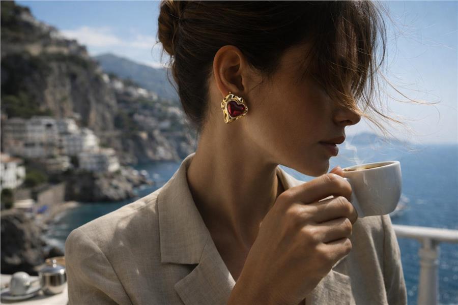 Drew Gold Çerçeveli Organik Kalp Formlu Şık Küpe